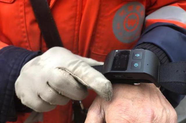 南京环卫工停留超20分钟手环就喊“努力工作”？已叫停