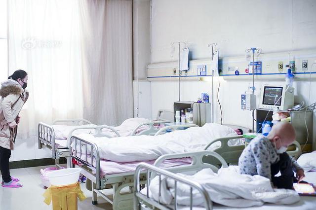 母亲一锅热油泼向熟睡中的亲生儿：获刑3年半被撤销监护权