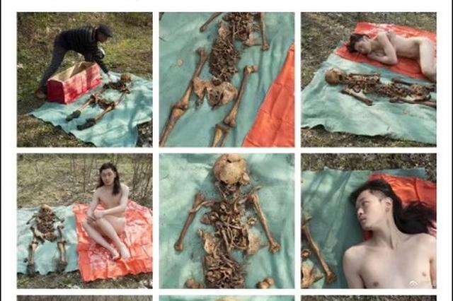摄影博主清明挖父亲尸骨裸体与其合影 妻子帮拍照