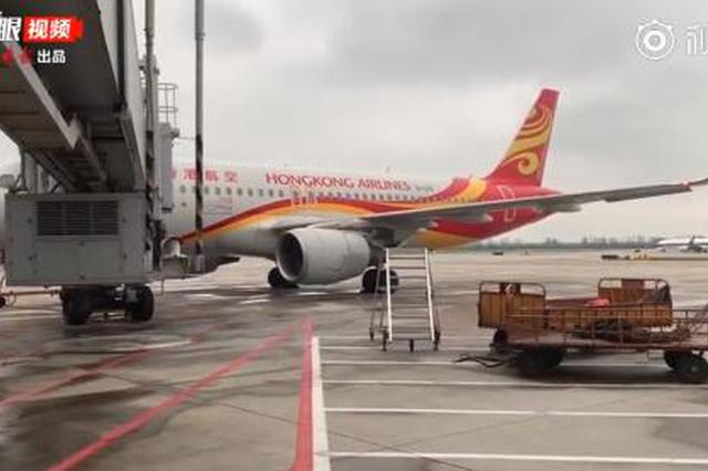 雷雨交加导致机场大面积延误 南京一航班疑似遭雷击无法起飞