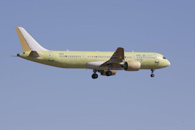 香港飞南京航班降落中疑遭雷击 126名旅客全部办理退关