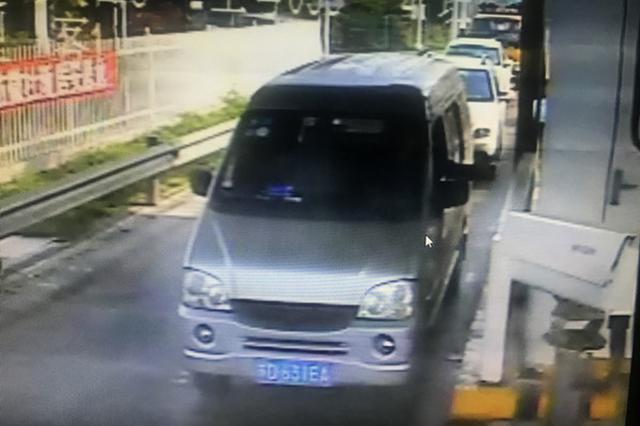 江苏男子用假证被识破后弃车而逃 声称不敢面对警察