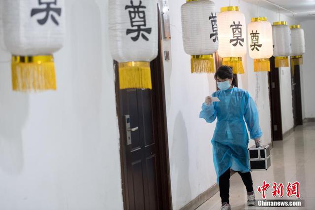 部分高校开设死亡教育课 大学生体验殡葬全过程