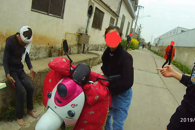 男子满头是血站都站不稳 酒喝太多摔的