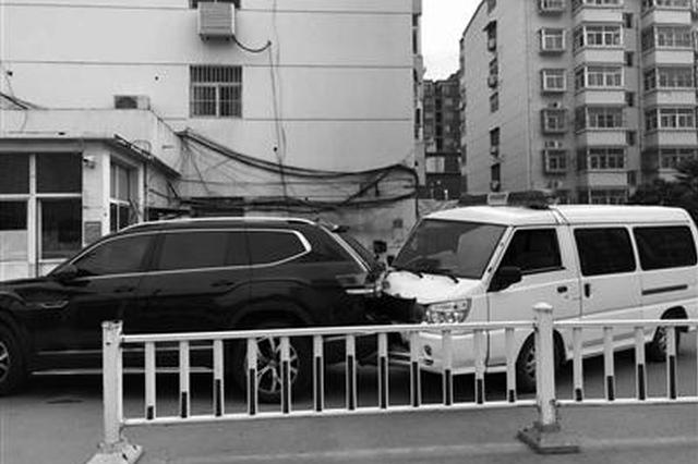 私家车停医院门口挡路 救护车三撞私家车致车辆损毁