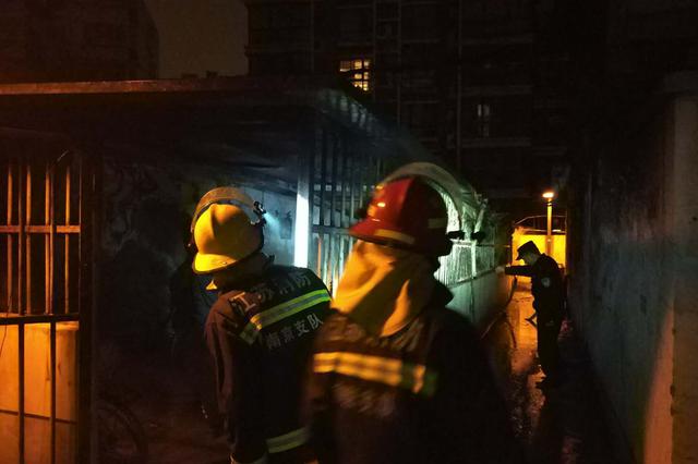 凌晨南京连发两起电动车充电火灾 烧毁多辆电动车