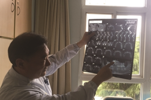 陈斌主任展示这颗倒长的门牙。