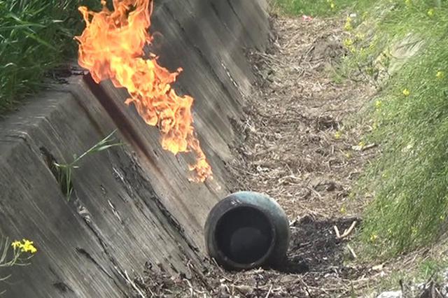 做饭时煤气罐起火 老人当机立断用将煤气罐拖至沟里