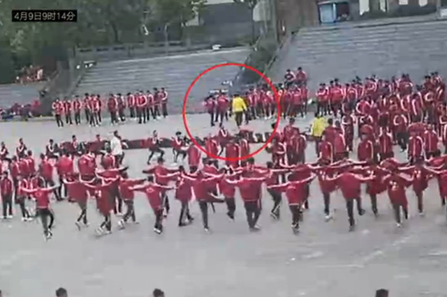 女童死亡的小龙武校 监控下教练20分钟打6次学生