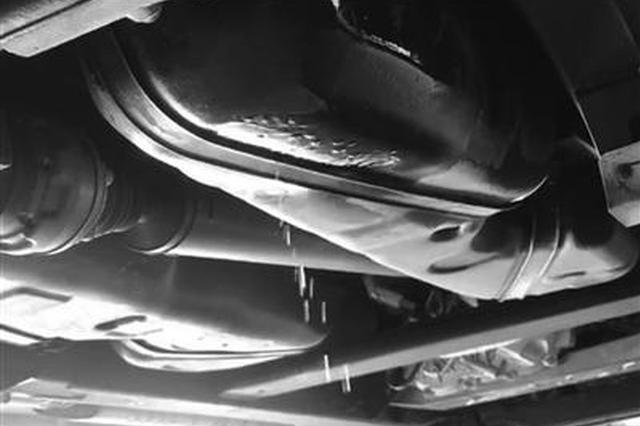 南京一车主花100多万买奔驰车 加油时发现油箱泄漏