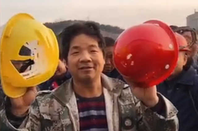 工人和领导安全帽对比似“以卵击石”，何其讽刺