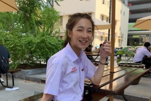 某企业竟在捐赠校服上印广告 官方：已回收调换