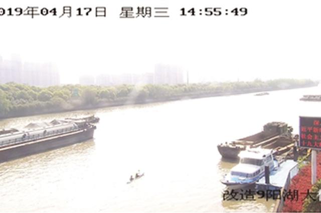 常州京杭运河再现惊险一幕 两市民划皮划艇进大运河