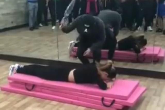 昆明多名健身教练被打屁股 涉事方：业绩不好做互动游戏