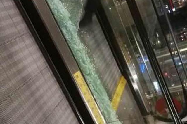 十多位明星同天出入 虹桥机场玻璃被追星粉丝挤碎