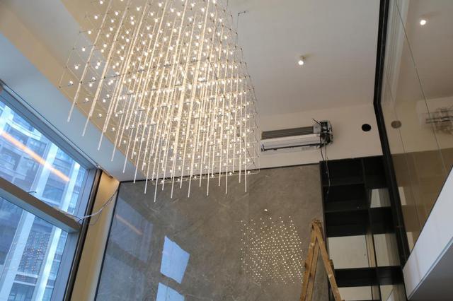 空调安装工跌落时扯住房主 房主随之跌落多处骨折