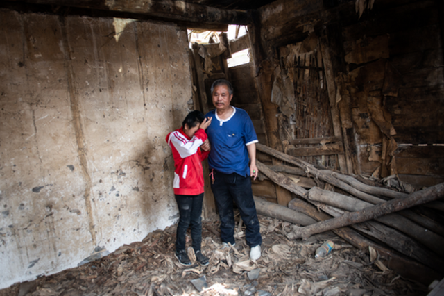 铁笼里的自闭症少年