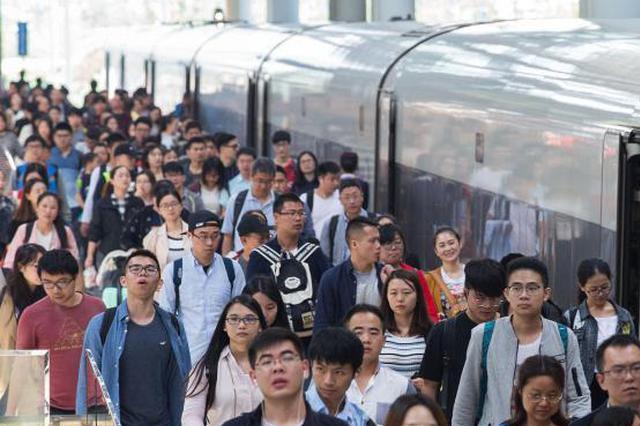 一男子从南京南站平台坠落，砸中90后女子