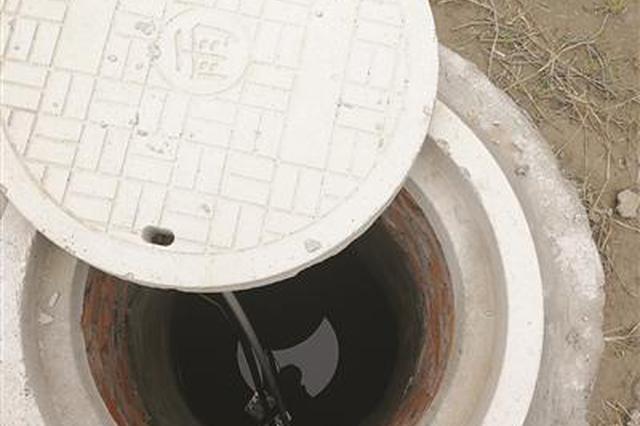 凌晨散步被撞倒 司机竟将老人背上车抛入窨井……