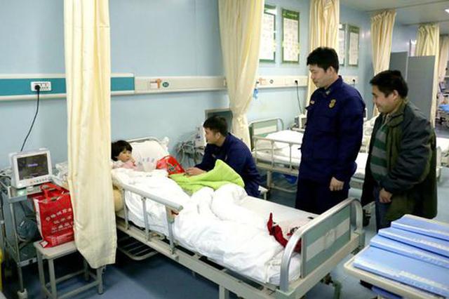 四岁女孩坠井 抓住布条硬撑到救援