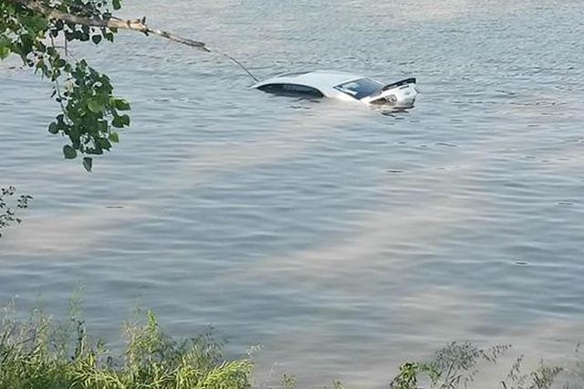 让车时突然头晕将车开进大运河 开着的车窗帮了司机大忙