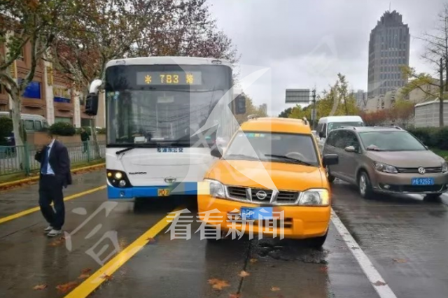 女乘客拉拽公交车方向盘触刑律 落户资格被取消