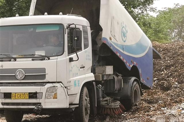 江宁一条断头路竟成环卫垃圾场 垃圾成山污水发黑