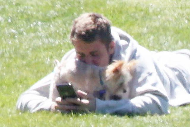 一天玩十几小时手机 五旬阿姨眼中风