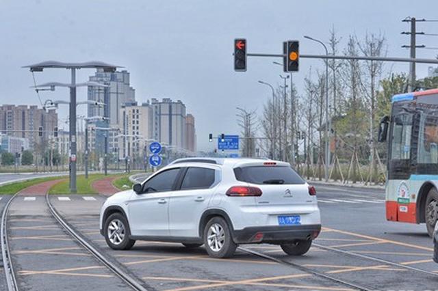 跟在大车后闯红灯罚不罚？ 交警这么解释