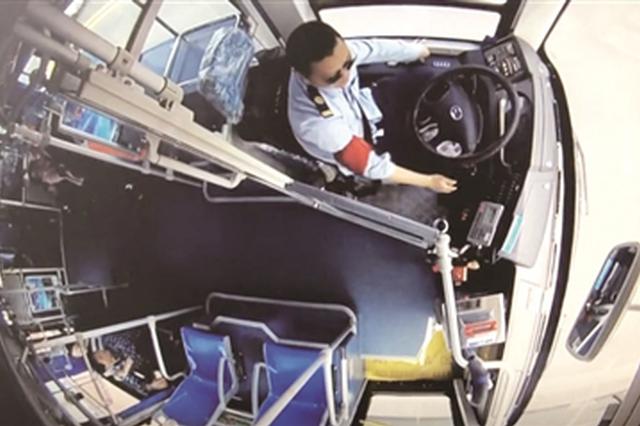 男子跳桥轻生 公交司机停车救人