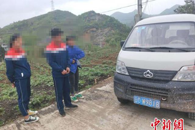 13岁“熊孩子”驾微型车上路 还搭乘3名同学