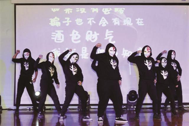 南京警方自编歌舞 开展反电信诈骗宣传