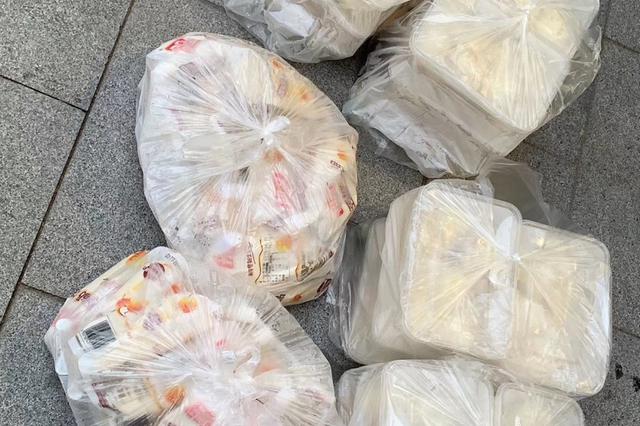 看吐了!永和豆浆员工用手臂拌豆浆 官方:连夜查封