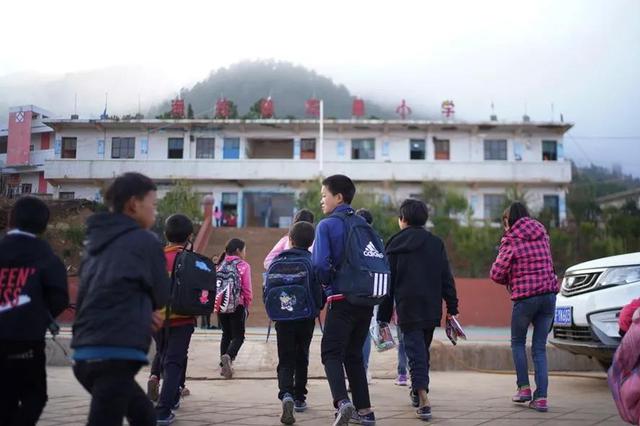 被刺死男童父亲同事：男孩调皮好动 但不是熊孩子