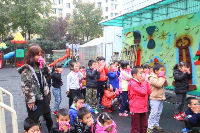 南京幼儿园地震演习 男孩撤离到操场痛哭:妈妈有危险