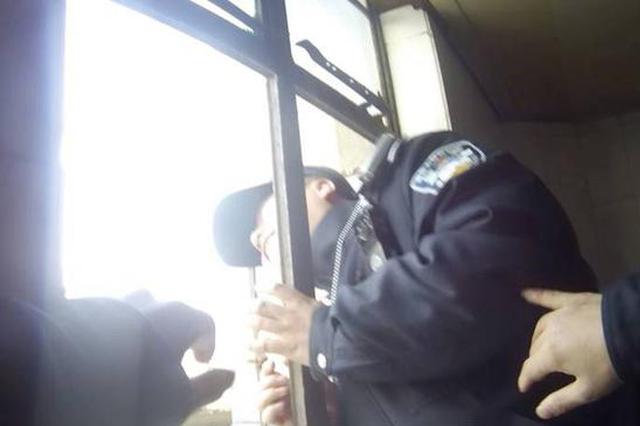 妻子跳楼丈夫楼下看热闹 民警：我代表所有人骂你