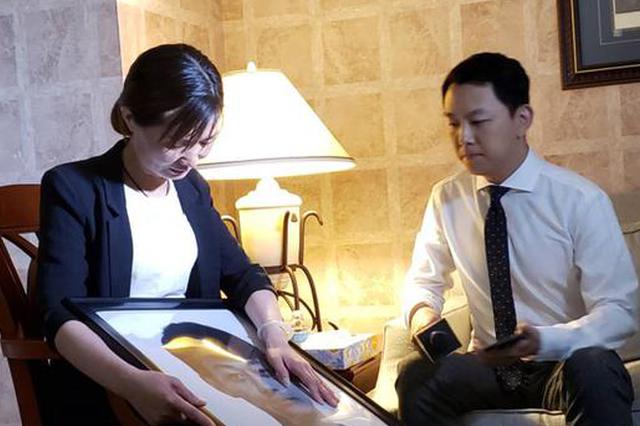 在美自杀淮安学员追悼会遇刻意障碍 当地华人举牌抗议