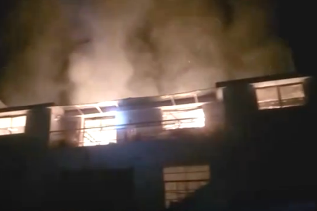 男子疑精神病发作放火烧家 村干部制止时头被砍破