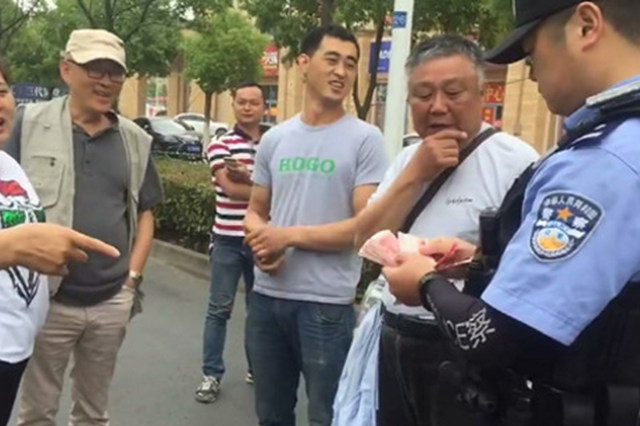 飞驰摩托车不停洒现金骑手浑然不知 但1小时后钱又一张不少地回来