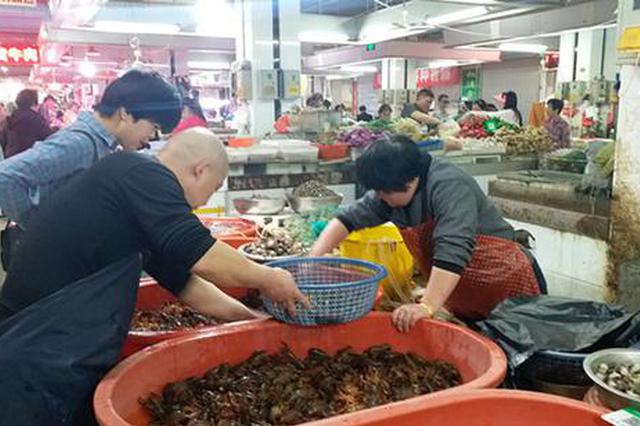 烧好了100元4斤 小龙虾大量上市价格亲民