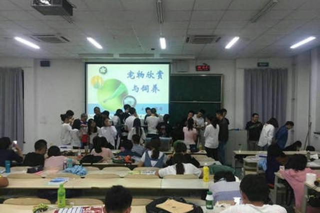 高校学生上课迟到4分钟被开除?校方:教师个人行为