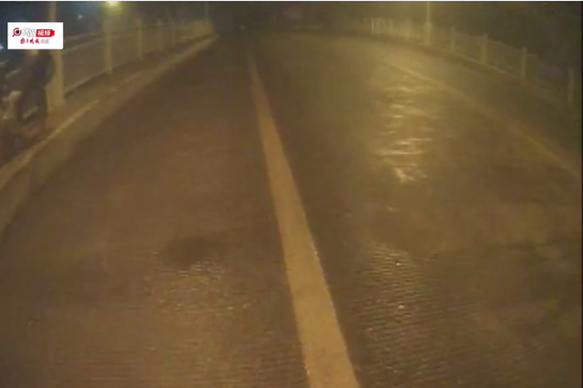 女子跳桥轻生瞬间 有人从后面一把抱住了她