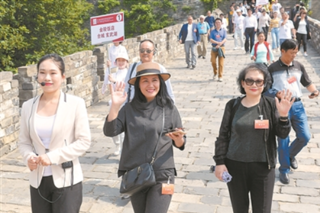 江苏发展大会嘉宾游南京：勾连的是记忆 感慨的是巨变