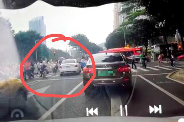 广州致13伤女司机排除酒驾毒驾 自称因拿后排水杯