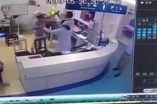 公职人员打医生 警方：家属称其精神分裂 正调查