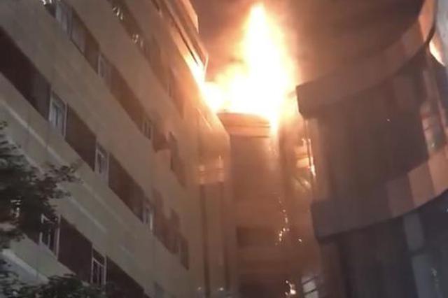 南京新街口金鹰中心起火无人伤亡 25日停业整顿消除隐患