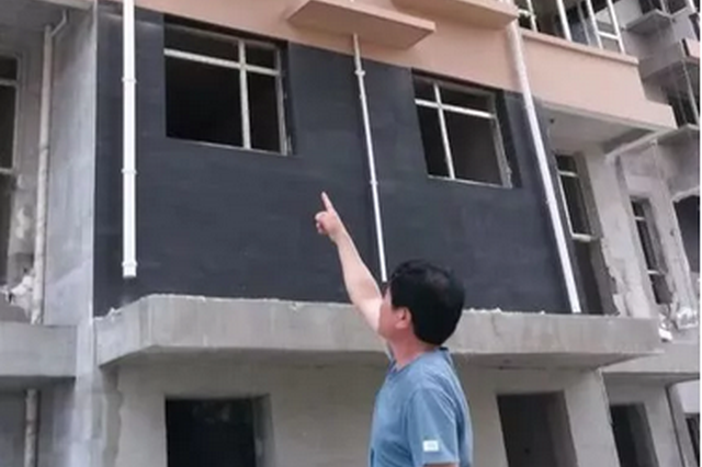 恋人瞬间阴阳两隔！准新娘看房时，被另一看房者坠楼砸中身亡