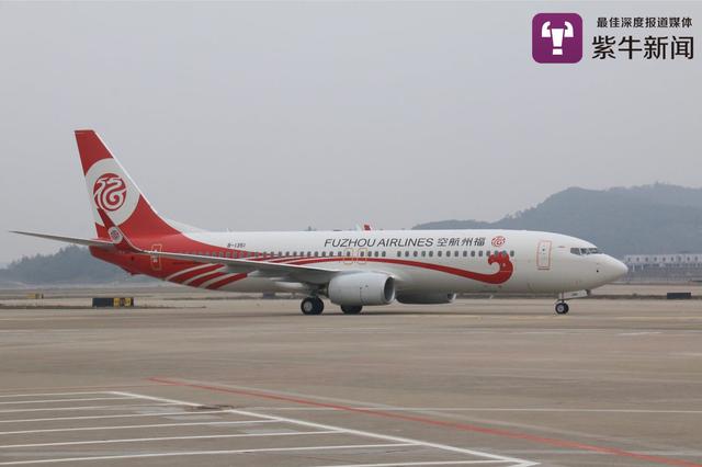 旅客发狂要在空中拉飞机舱门 “雪豹”老兵和同事惊险处置