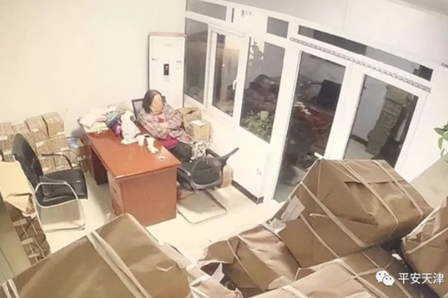 大娘的“碰瓷”十年：就讹钱不讲理 涉案20余起