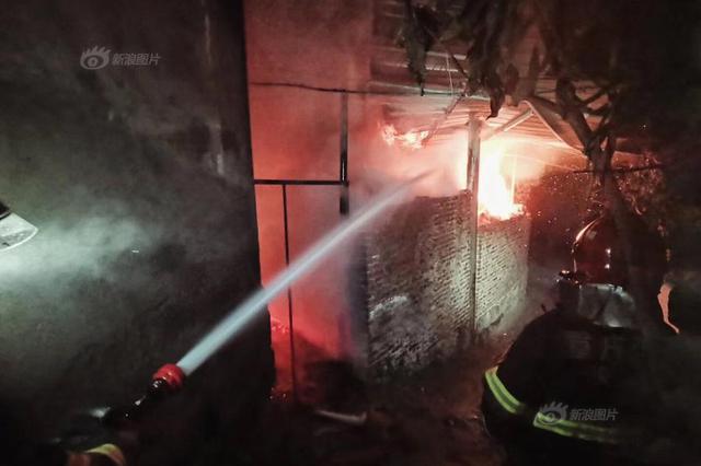 女孩保护弟弟火场逃生被烧伤 家属：多难都要坚持医治